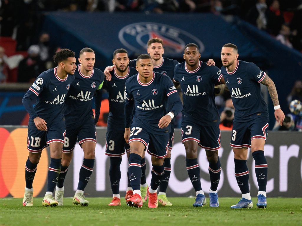 脸疼?姆巴佩离队一年,大巴黎19岁新星欧冠封神! 大巴黎一直面临着一个问题:过度依赖巨星。